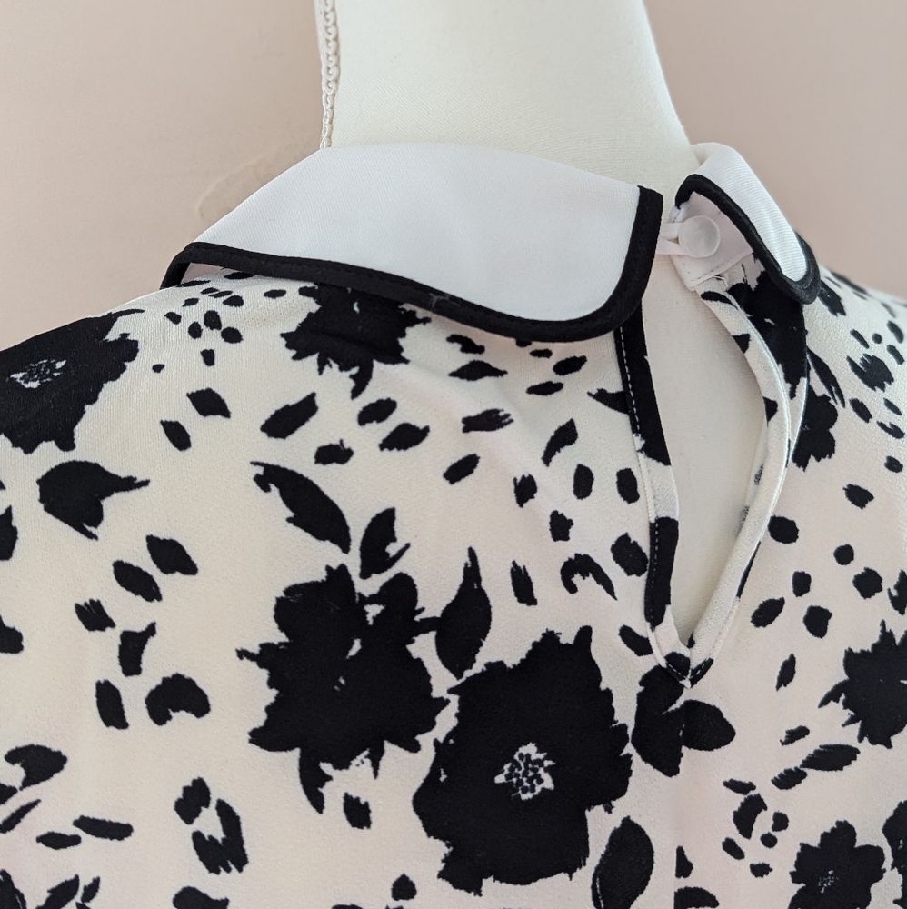 Black & white floral print blouse flowy Peter Pan collar rhinestone fun small - Picture 3 of 14